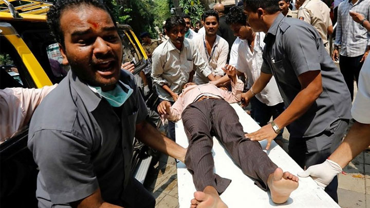 Mumbai India 22 morti per una calca in stazione